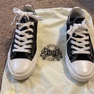 Darc Sport unisex low top black sneakers Size Women’s 7.5.  Men’s size 5.5.